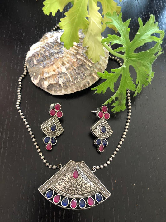 Silver replica neckpiece with earring